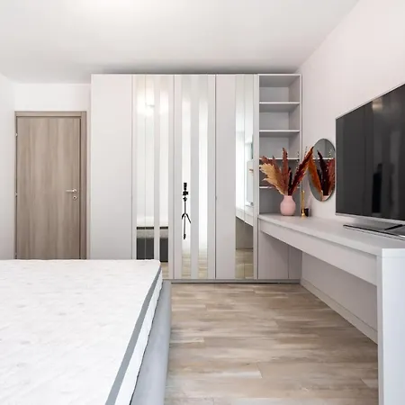 Central Diamond Apartment